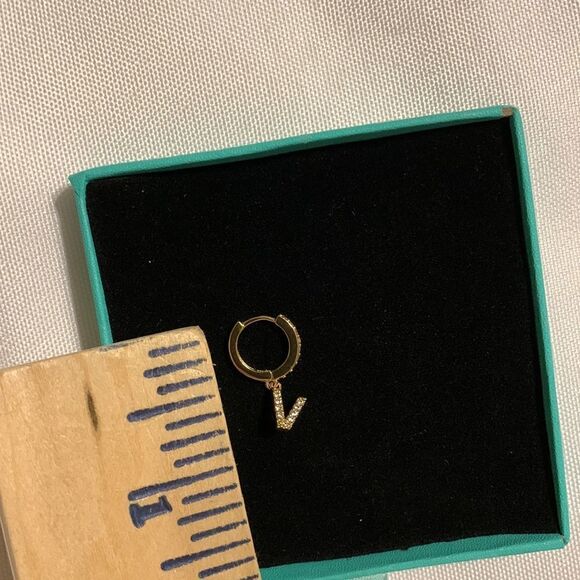 “V” initial goldtone pierced earrings new in gift box - Picture 4 of 4